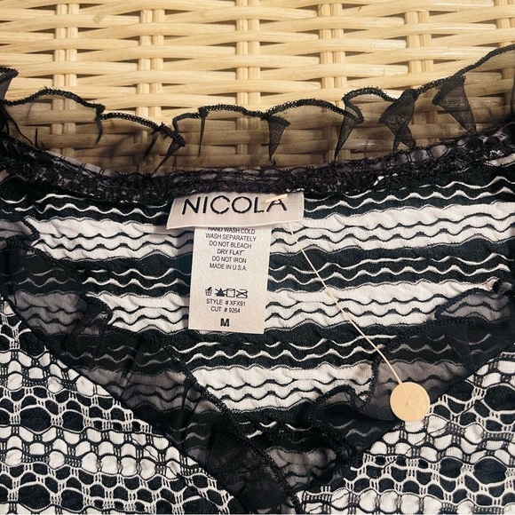 ❤️2/$15 or 3/$21❤️ NWT Nicola Black/White w/Ruffles Top, Size Medium - Picture 7 of 7
